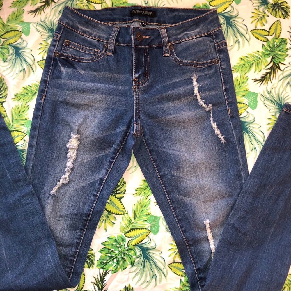 SOLD ✨ DISTRESSED 0/24W SKINNY JEANS